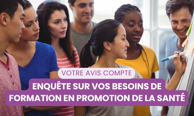 Titre : Votre avis compte, enquête sur vos besoins de formation en promotion de la santé. Plusieurs personnes sont devant un tableau blanc, une femme écrit dessus.